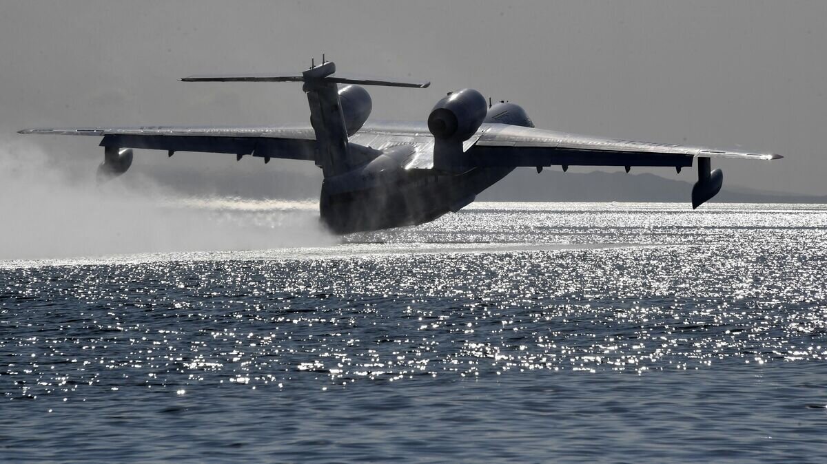    Многоцелевой самолет-амфибия Бе-200ЧС во время отработки взаимодействия авиации МЧС России с наземными и морскими спасательными службами в Приморье© РИА Новости / Виталий Аньков