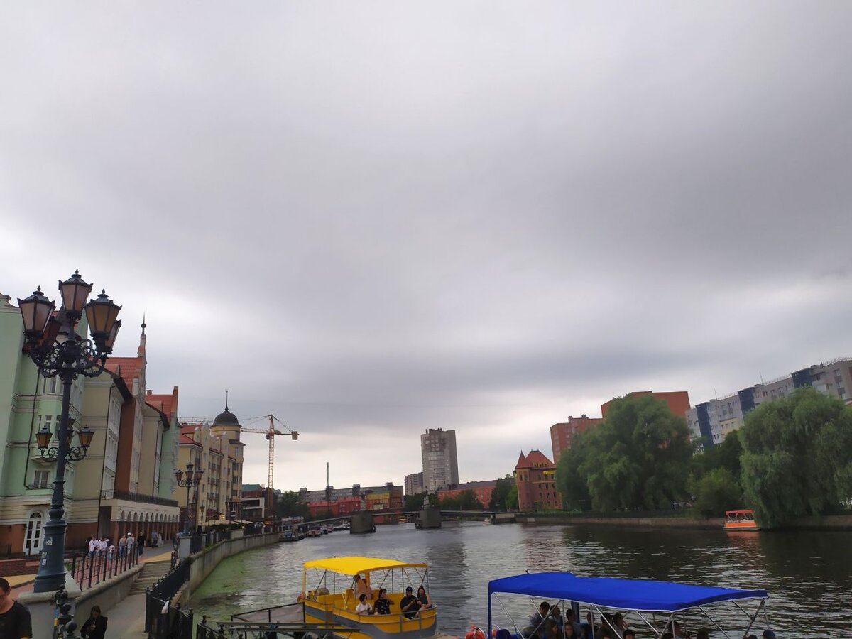 На другом берегу расположились "супер-пупер" богатые дома →