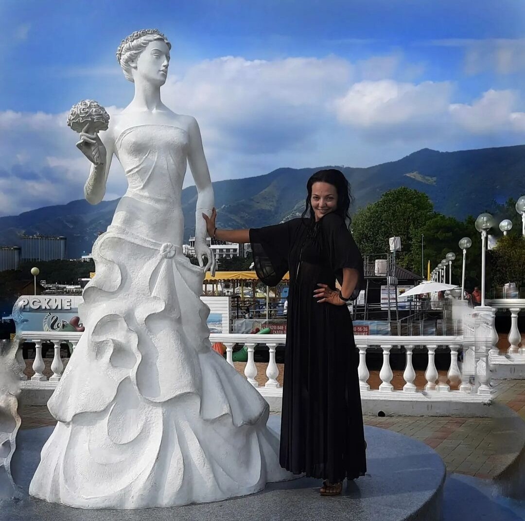 Скульптура на набережной "Невеста"