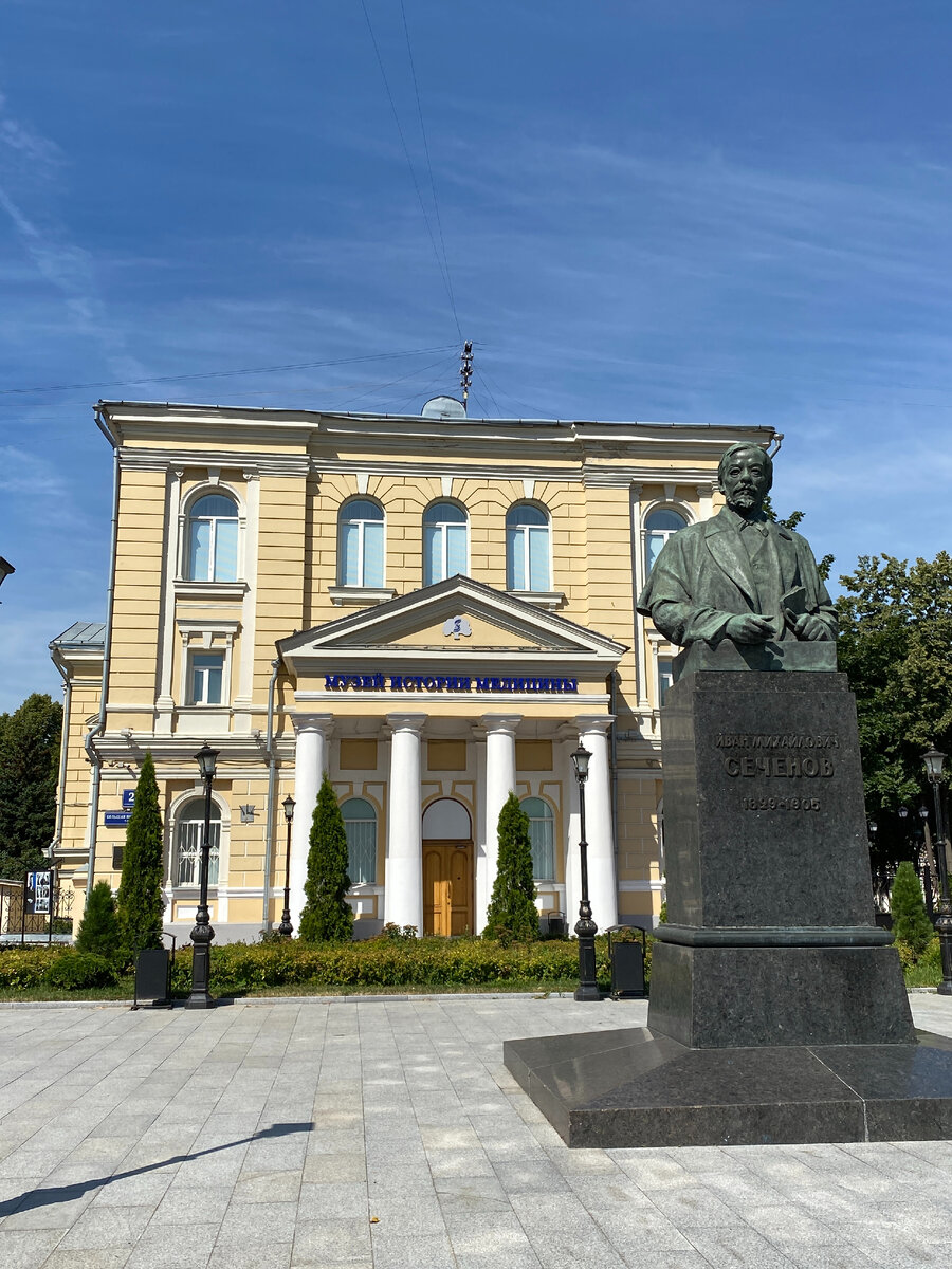 Здание музея, перед ним, конечно, стоит памятник Сеченову