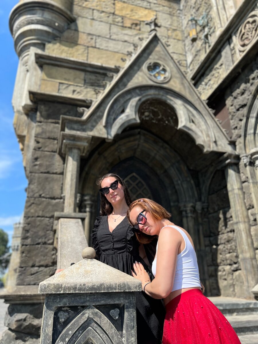 Это мы сестрой возле замка! 