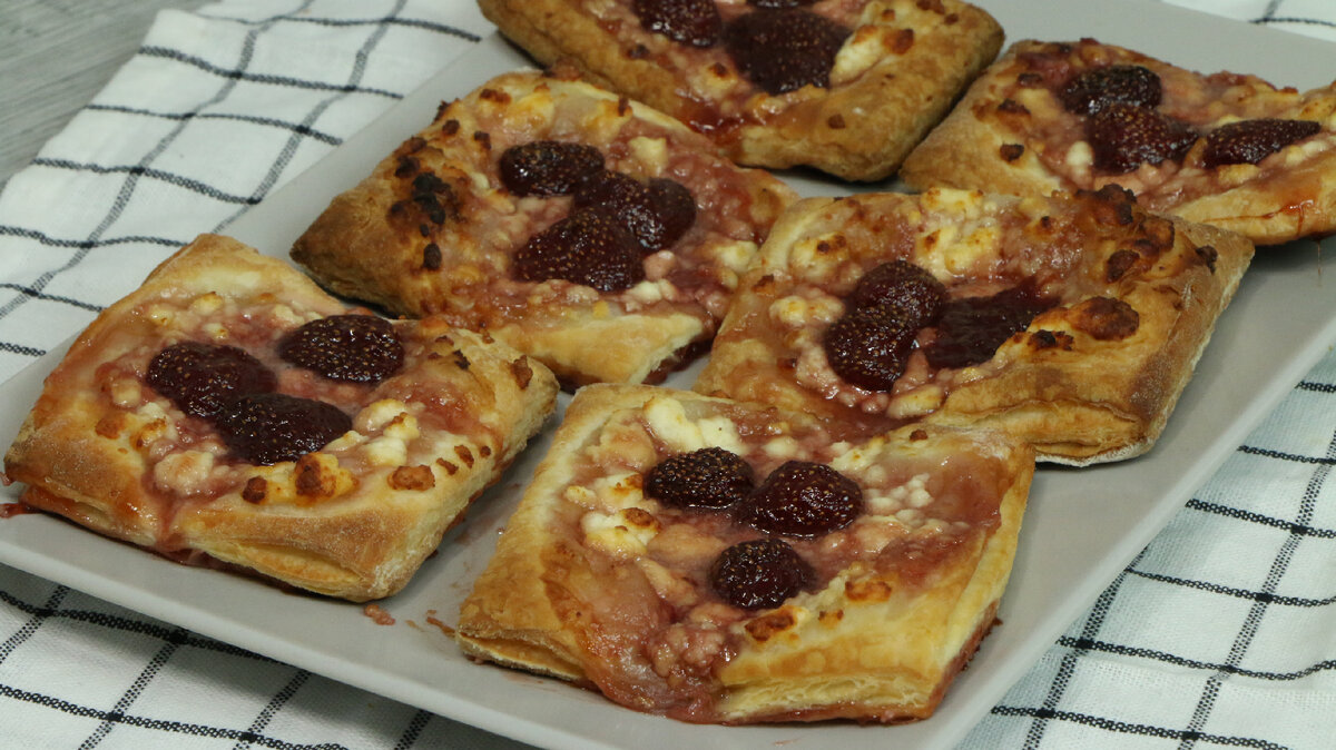 Слойки с брынзой