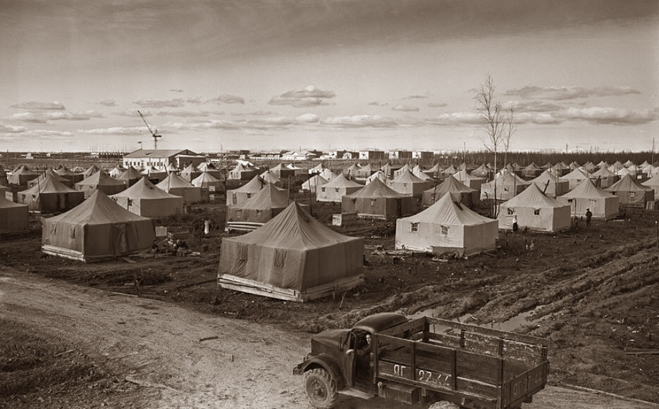 Город возник благодаря лисице в 1955 году. Амакинская Якутия геологи Экспедиция. Мирный Якутия 60-е годы. Мирный Якутия палаточный городок. Мирный Якутия рудник Мирный Якуталмаз 60-е годы.