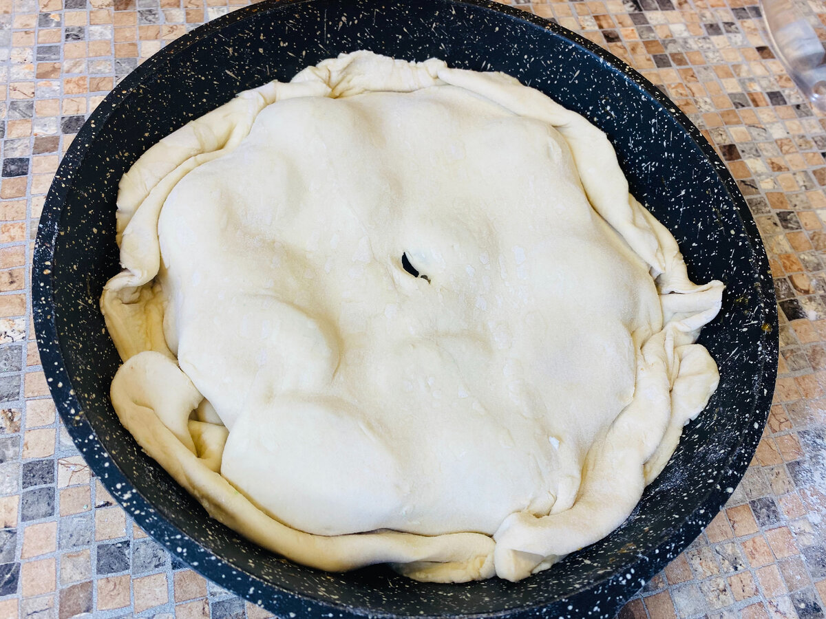 Кухня наизнанку пирог с луком. Пирог наружу. Кухня наизнанку пироги. Пирожок изнанка. Пирогом наружу выражение.