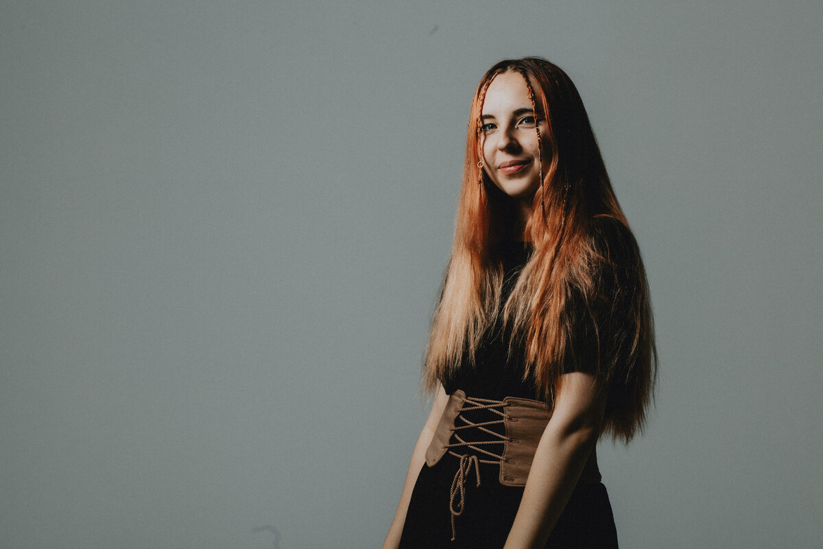 А это вот я стою и улыбаюсь. Хочу, чтобы вы ставили лайки и подписывались (или что тут в этом вашем Дзене делают)