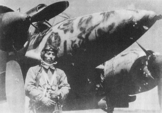 Летчик 45-го синбу-тай младший лейтенант Судзуки Кунихиро у своего самолета. Погиб 28 мая 1945 года.