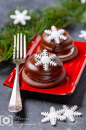 Десерт с рождественским декором.