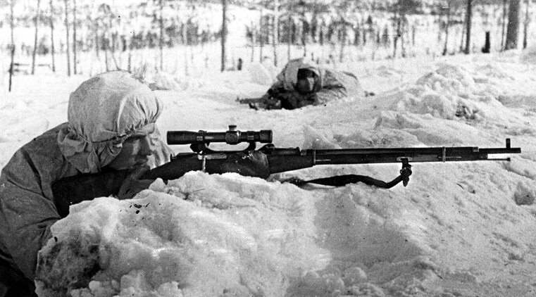Советский снайпер зимой.
