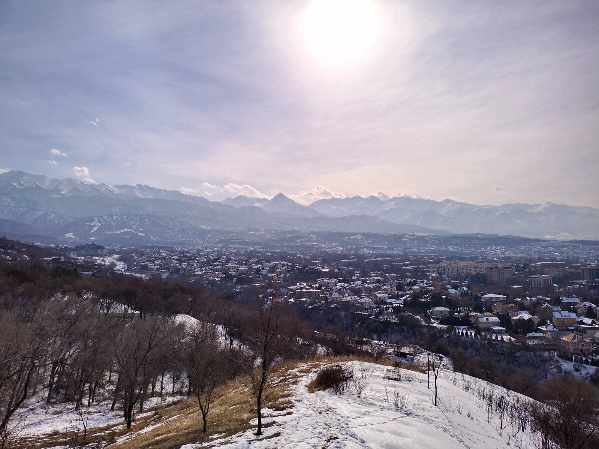В Алматы после долгих крепких морозов оттепель и почти весна. Недавно прошёл небольшой дождик, поднялся ветерок. Город даже немного освободился от ставшего уже привычным за зиму сильного смога.-2-3