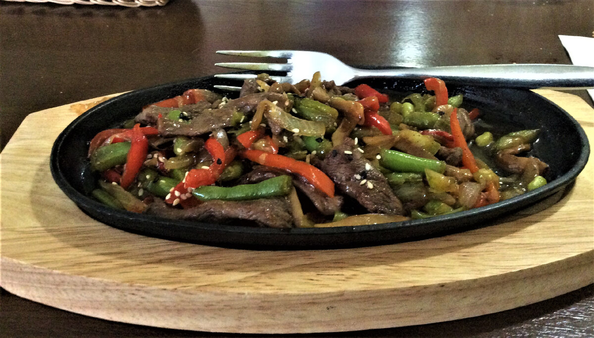 Горячая сковородочка с говядиной и овощами. Фото автора.