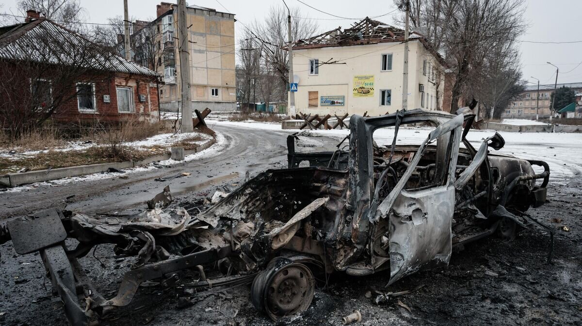    Сгоревшая машина на улице Артемовска (украинское название Бахмут)© AFP 2023 / YASUYOSHI CHIBA