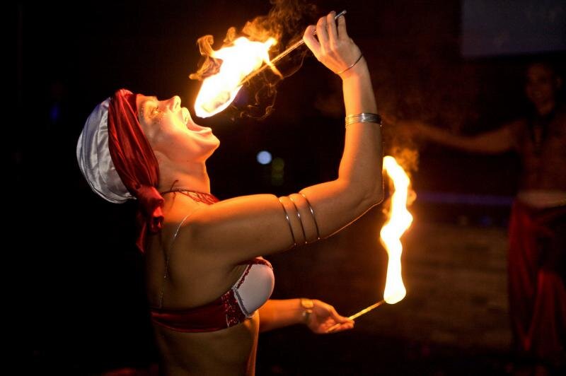 Факир профессия. Индус заклинатель змей. Огнедышащий человек. Факир что это. Факир огонь.