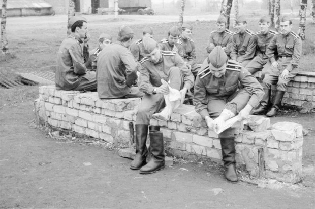 Курсанты перематывают портянки на перекуре