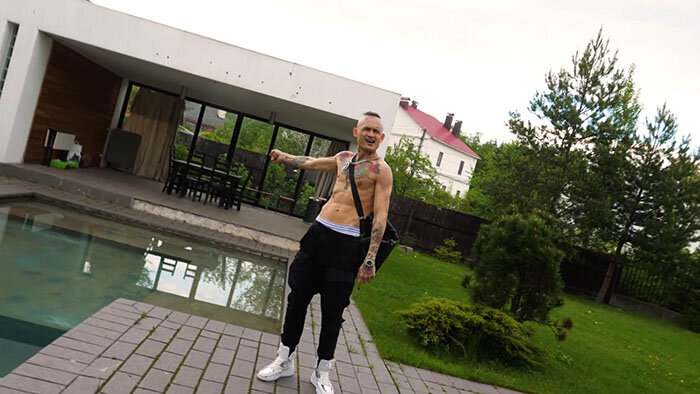 На террасе Моргенштерн собирается устраивать вечеринки в теплое время года. Фото: стоп-кадр из видео YouTube-канала MORGENSHTERN