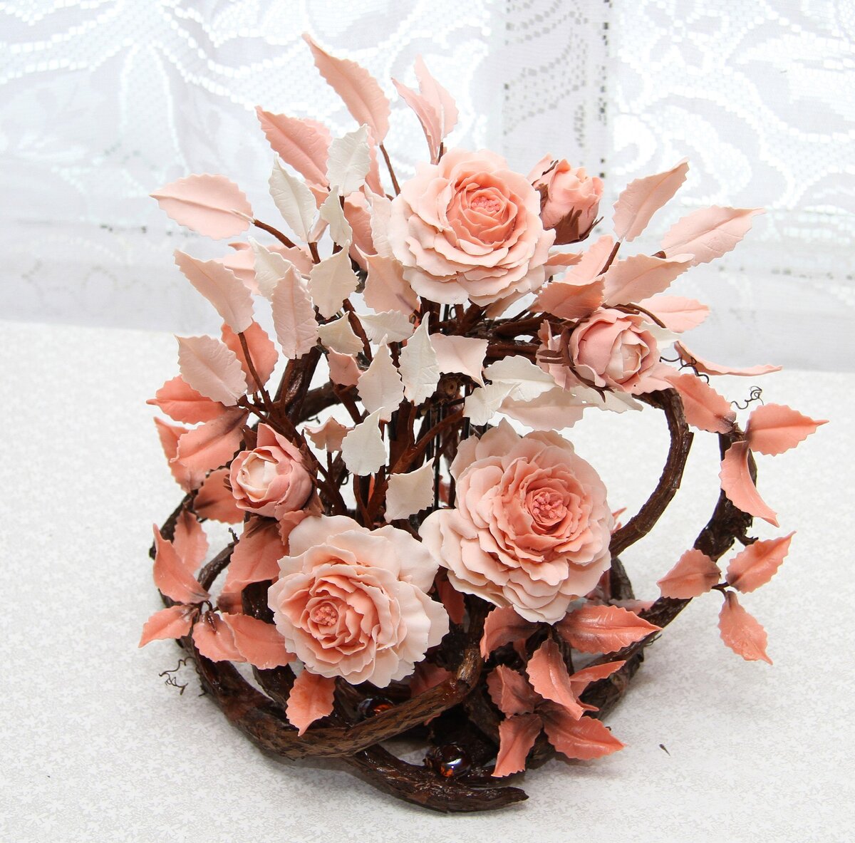 Мама не очень любит просто вазы, поэтому сама создает всякие коряги) 