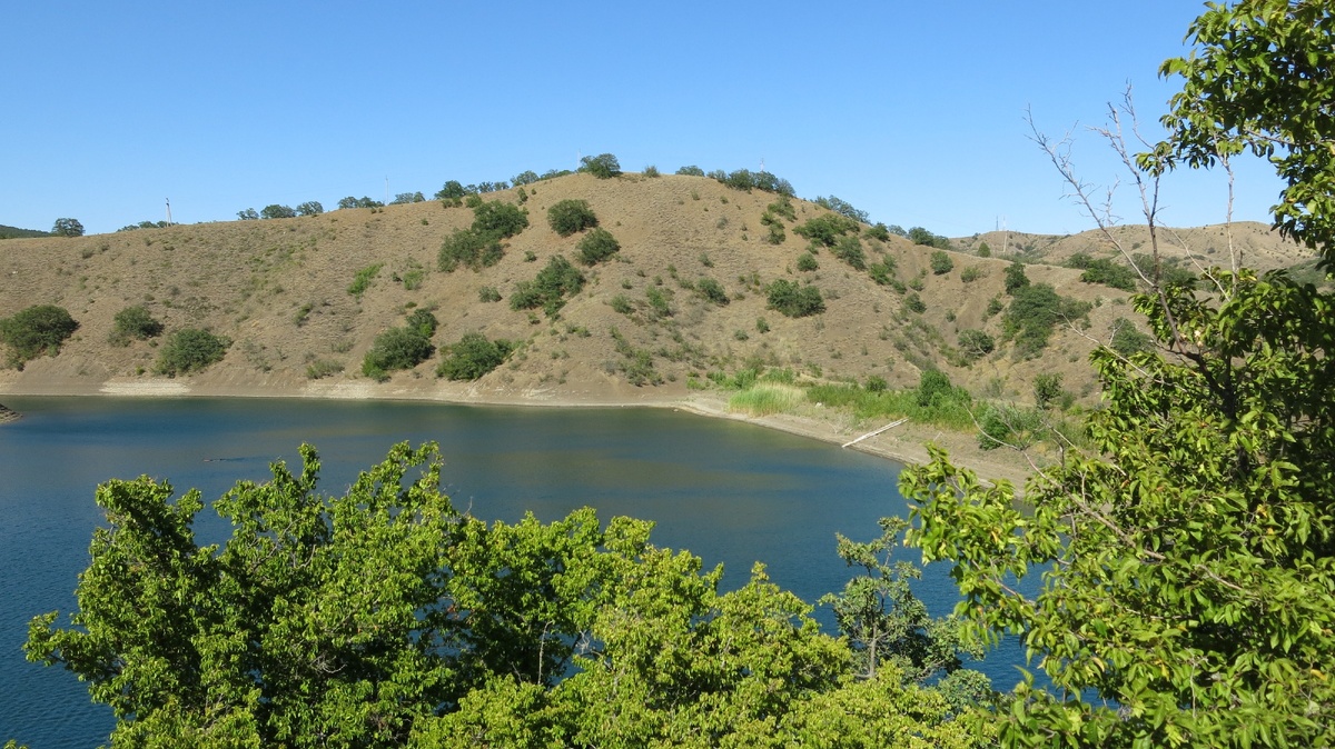 Горное озеро в Крыму   