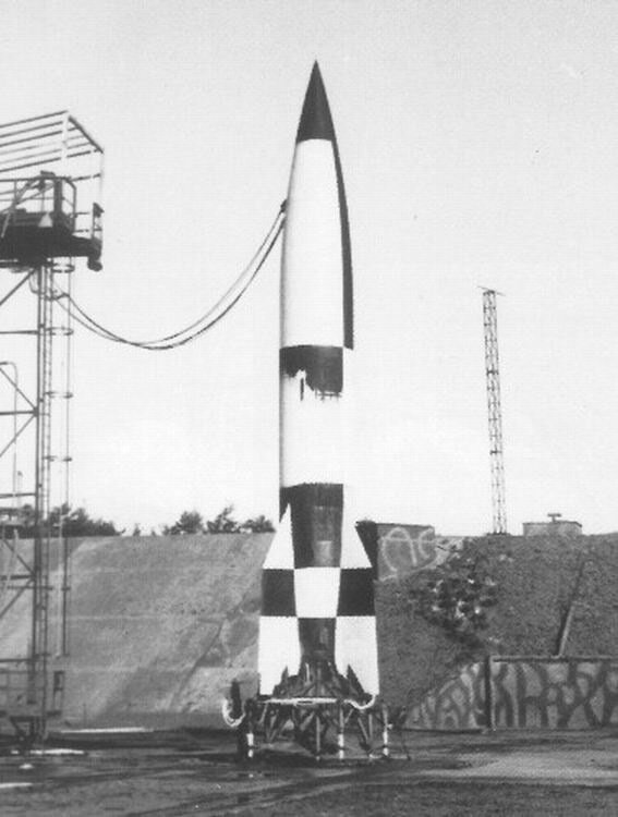 Фау-2 перед стартом источник: Яндекс.Картинки.