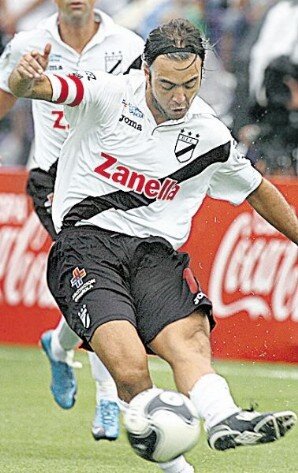 Наносит удар!