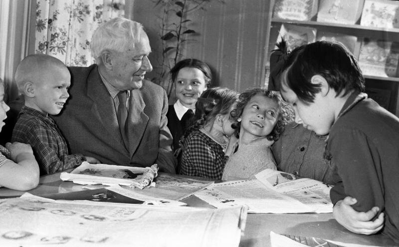 Корней Чуковский с детьми