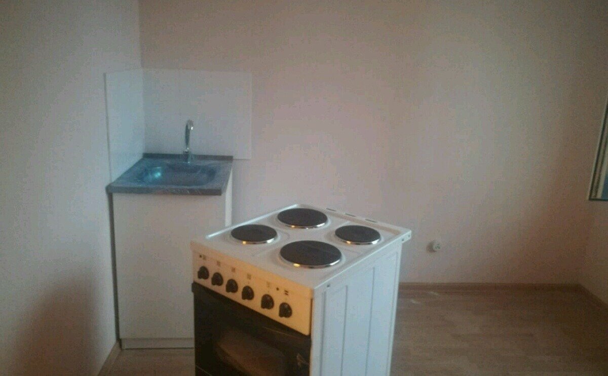 В таком виде нам сдали квартиру. От казенной плиты и раковины сразу избавляются почти все.