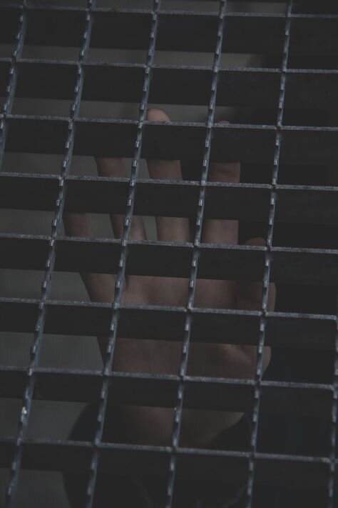 рука заключенного за решеткой.фото из открытых источников