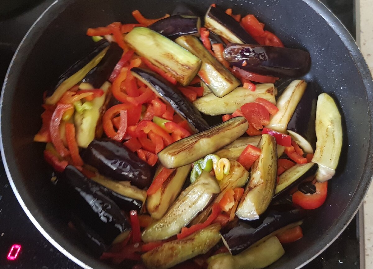 Маринованные баклажаны с болгарским перцем и луком – самый вкусный и быстрый  рецепт | Мама готовит | Дзен