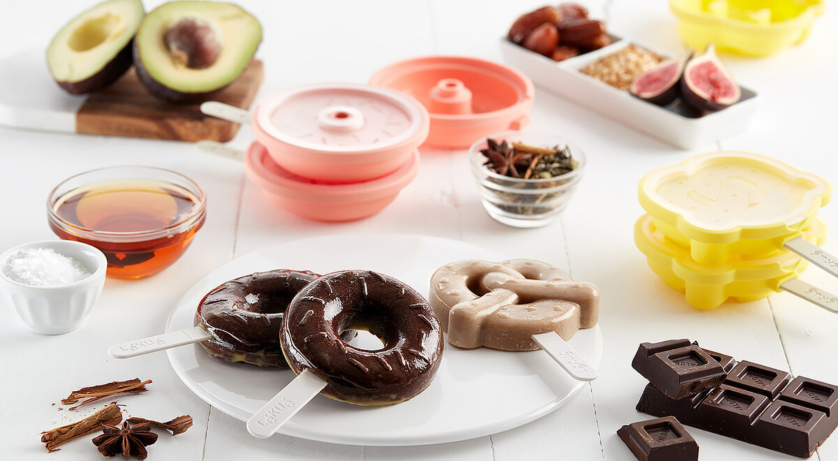 Создавайте прекрасные украшения из шоколада своими рукамис помощью наборов силиконовых форм бренда  Lekue. Добавьте оригинальные штрихи своим десертам или удивите близкого чашечкой кофе и вкусным дополнением.
Набор идеален для использования в праздники, по особым случаям или просто для приготовления сладостей вместе с семьей и друзьями.
Делать вкусные украшения еще никогда не было так просто! 