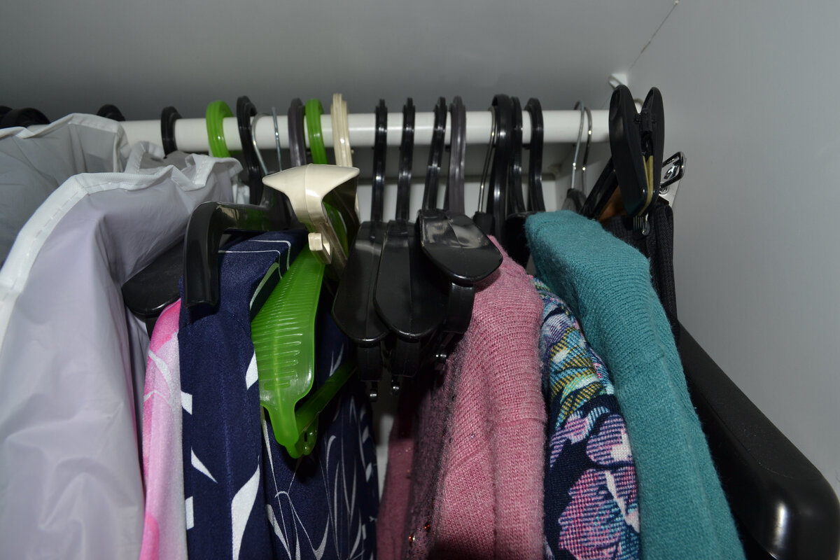 Я начала с новых вешалок. Раньше все вешалки у меня были разнокалиберные, пластиковые, деревянные, или вообще из непонятного материала и страшные. Это не только бросалось в глаза при каждом открывании шкафа, но еще и не все вешалки  справлялись со своими прямыми обязанностями. Некоторые из них просто портили весящие на них вещи. 