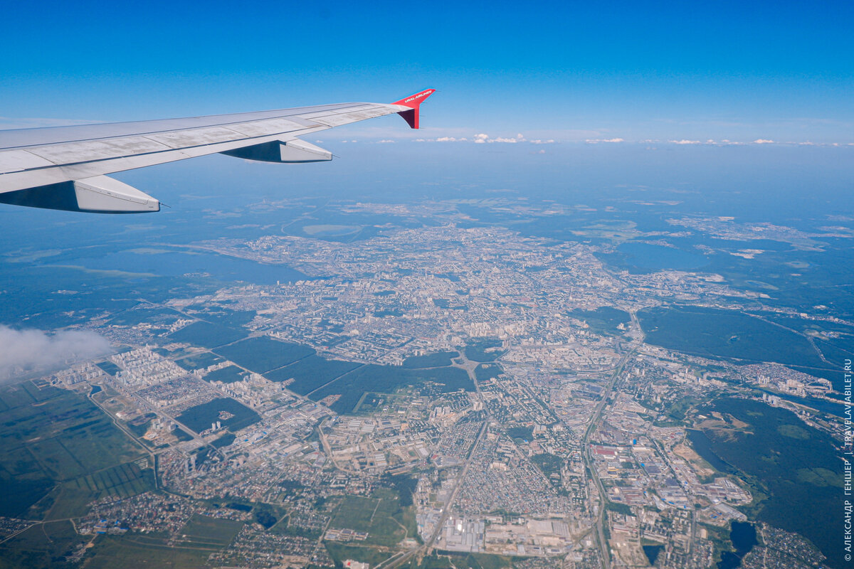 На высоте 3 тысяч метров. Вид из самолета. Вид с самолета на землю. Вид с высоты самолета. Снимок из самолета.