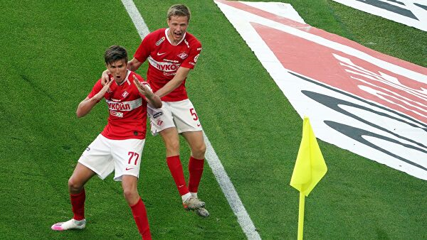 Александр Соболев за 10 секунд до того, как очередной его чистый гол будет отменен