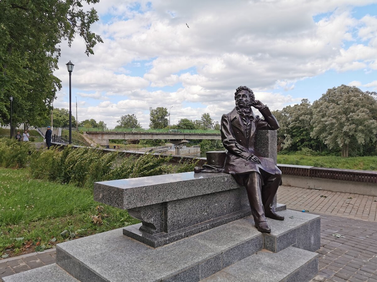 Памятник Пушкину в городе Луга Ленинградской области
