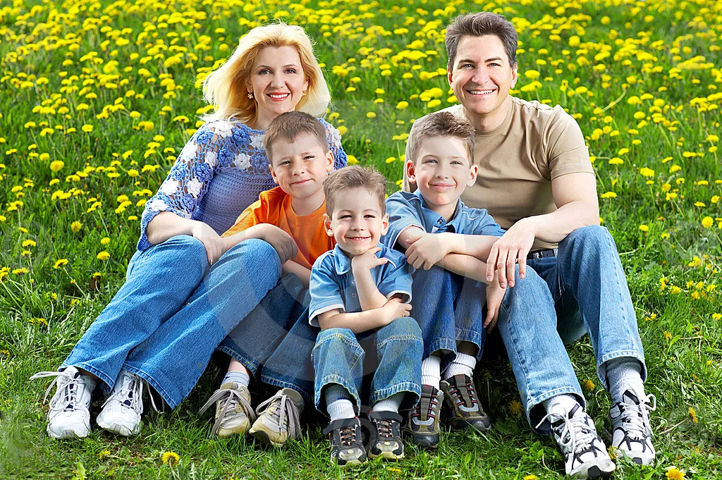 В этой семье ТРОЕ ДЕТЕЙ.