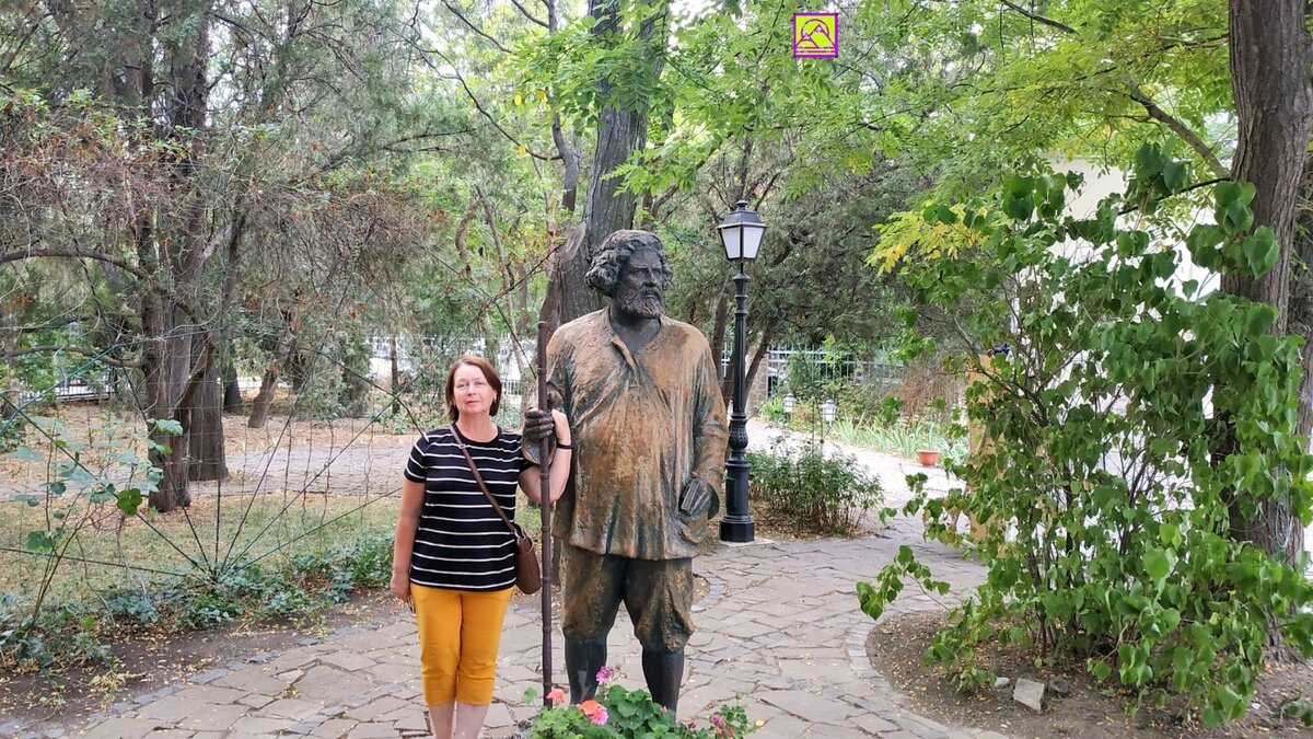 Памятник М.Волошину во дворе Дома поэта в Коктебеле