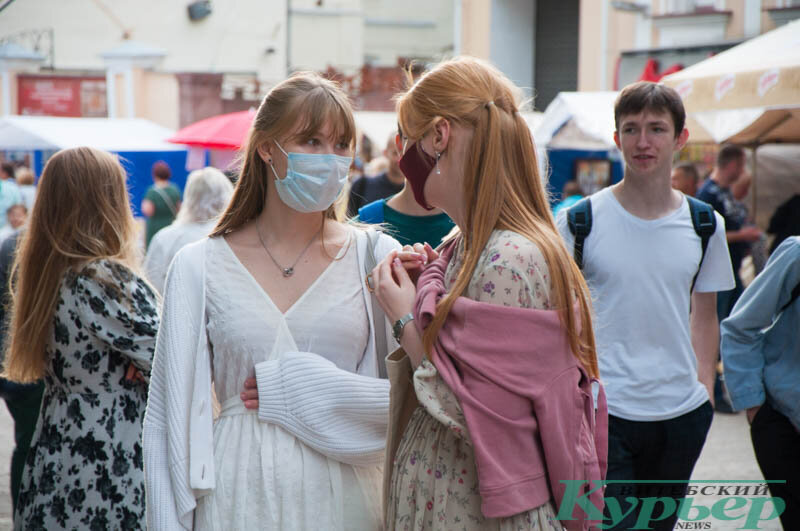 Девушки в защитных масках на улице Толстого. Фото Анастасии Вереск