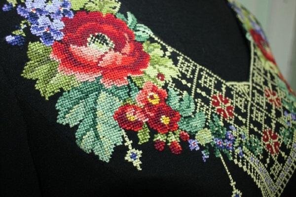Вышивка крестом на одежде.