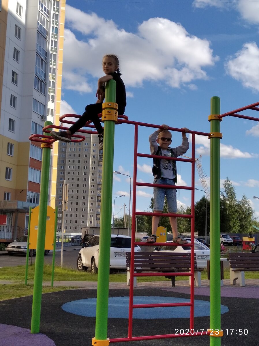 Мои дети на уличном подобии шведской стенки.