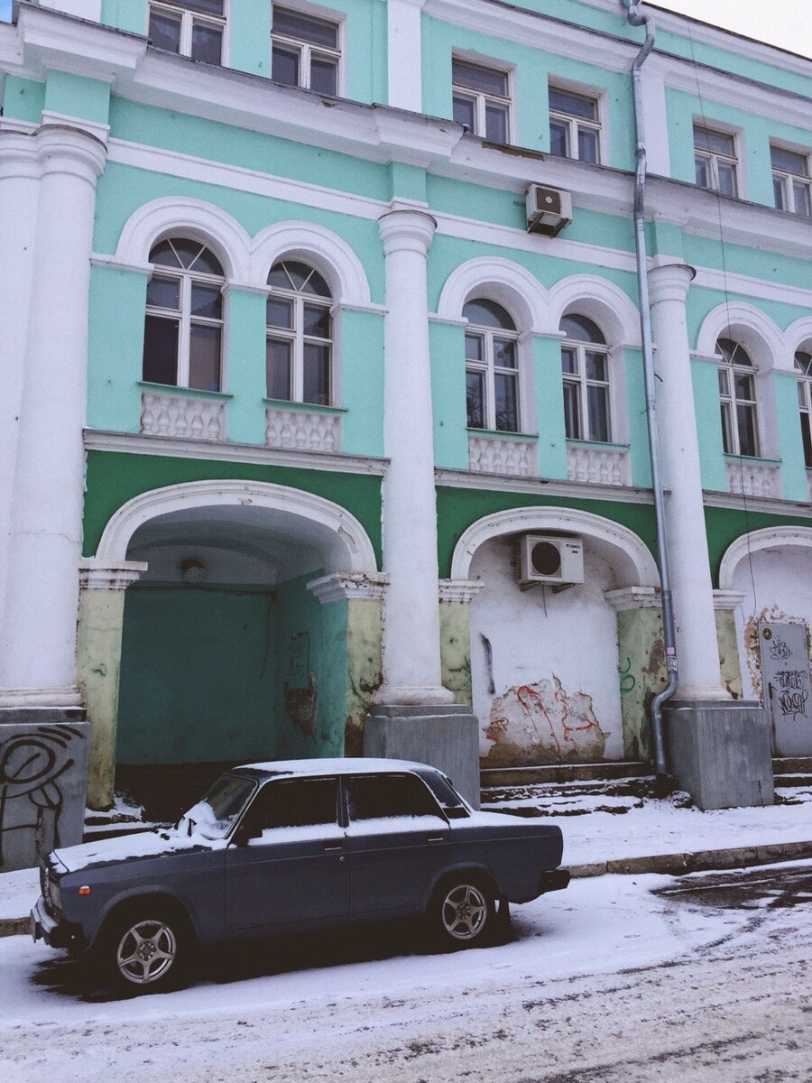 Синее, гнилое ведро - лучший транспорт для гопника из моего села