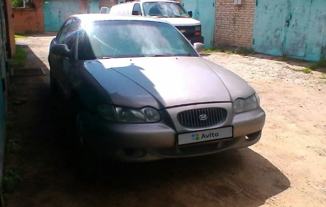 Марка Хендэ в Росси на данный момент занимает оду из лидирующих позиций на рынке , так как автомобили очень надежны и неприхотливы , очень комфорты , за смешные деньги , вот один из примеров надежности и комфорта. Хендэ или как у нас в России говорят Хундай Саната 1998 года . На  вид автомобиль изрядно потрепан , но посмотрите всеже как он сохранился ! Ато 1998 года ! Тоесть ему уже 22 года !