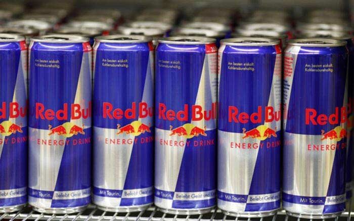 
Золото списка достается знаменитому энергетику Red Bull. Появился он в далеком 1980 году в Таиланде и практически сразу завоевал всеобщую любовь. К сожалению, этот напиток далеко не безвреден – он содержит целый список вредных добавок и стимуляторов. Тем не менее, на сегодняшний день Red Bull является самым популярным бодрящим напитком в мире.
