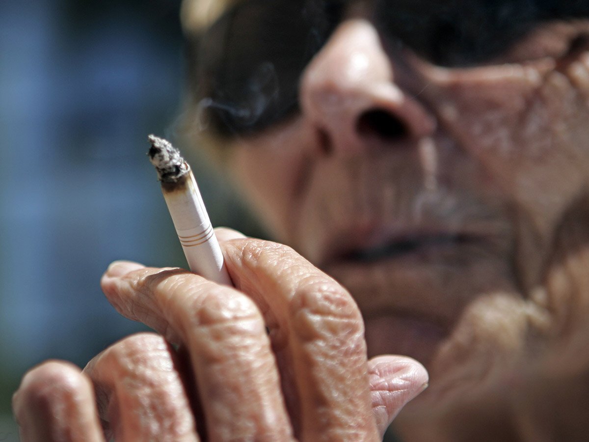 Табакокурение. Человек с дымящейся сигаретой. Окурок силуэт. Сигареты умирающему человеку. Табачный дым.