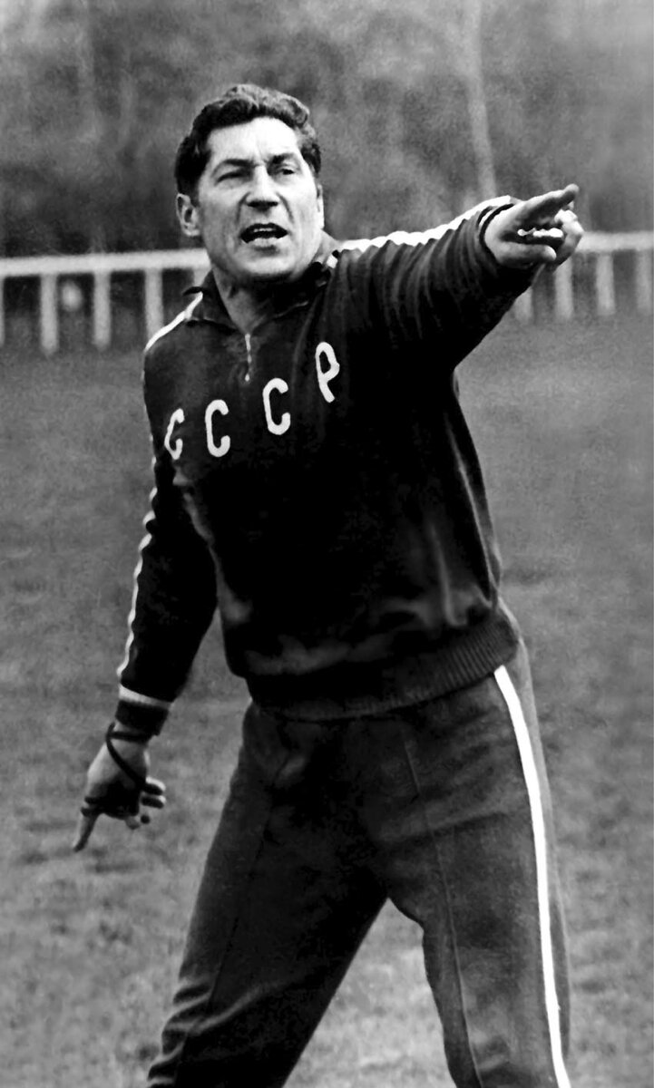 Герман Зонин в качестве тренера дает советы футболистам на поле (источник: https://www.sport-express.ru/football/local/reviews/1002192/) 