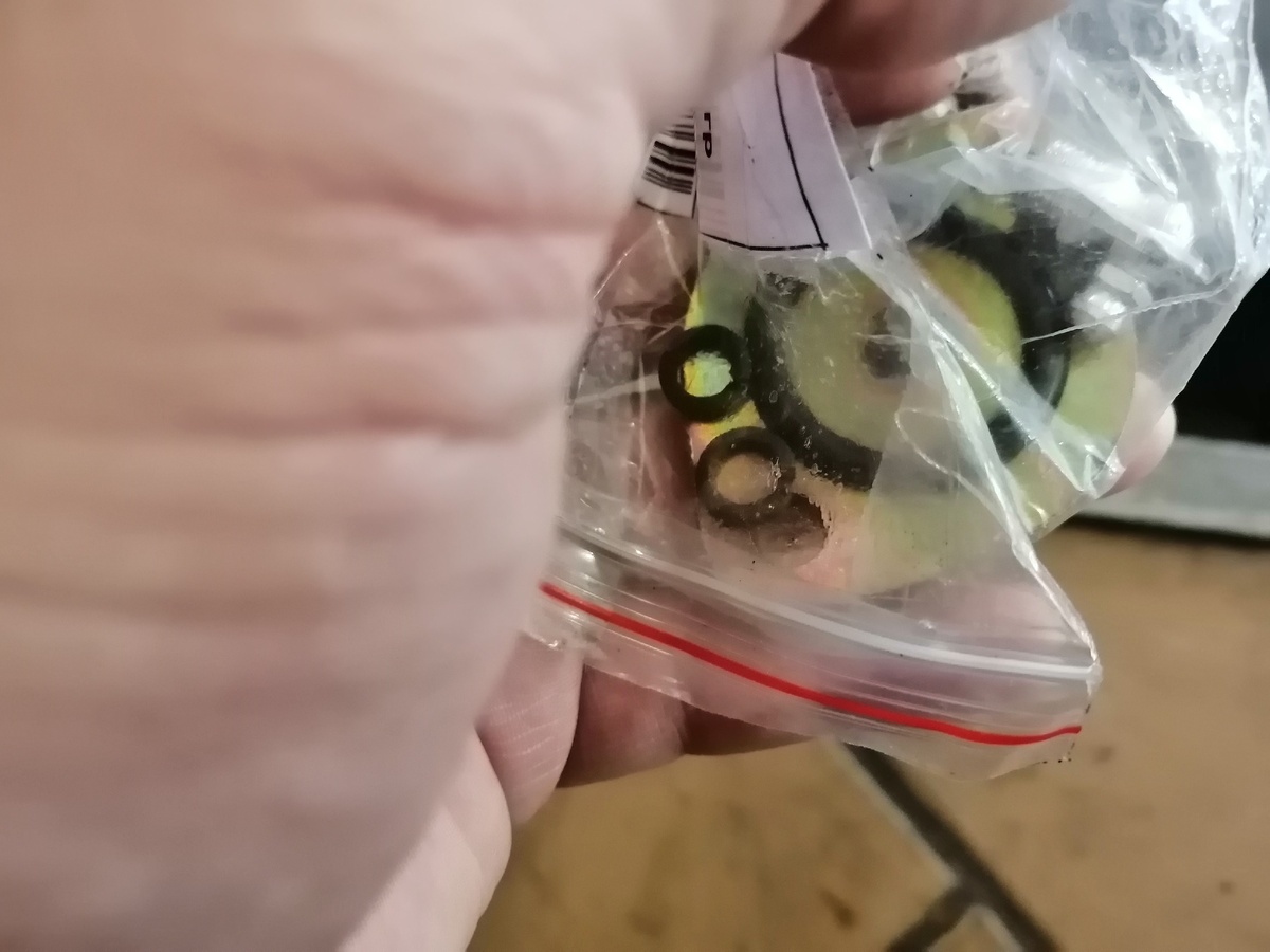 Новая крышка более толстая и резиновая прокладка. 