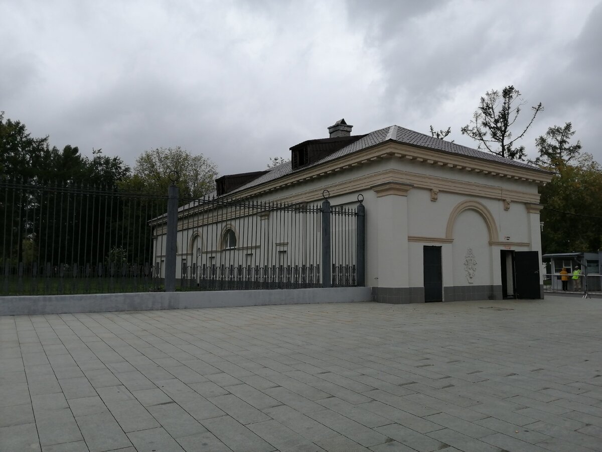 Шикарный сталинский туалет у северного входа на ВДНХ. Фото Светы Давыдовой