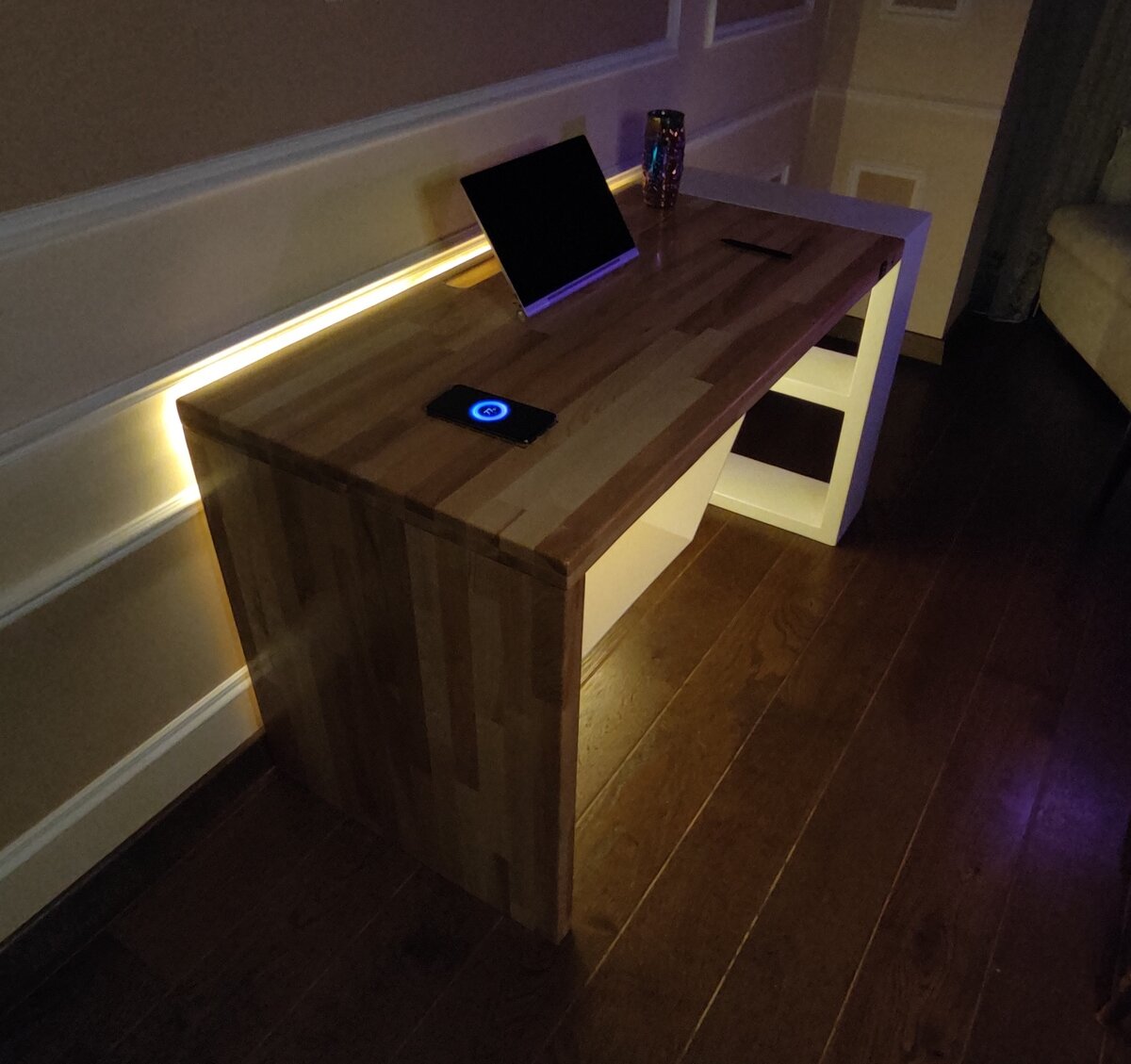 Пример "Умного" стола - беспроводная зарядка, кабель-менеджмент, USB порты.