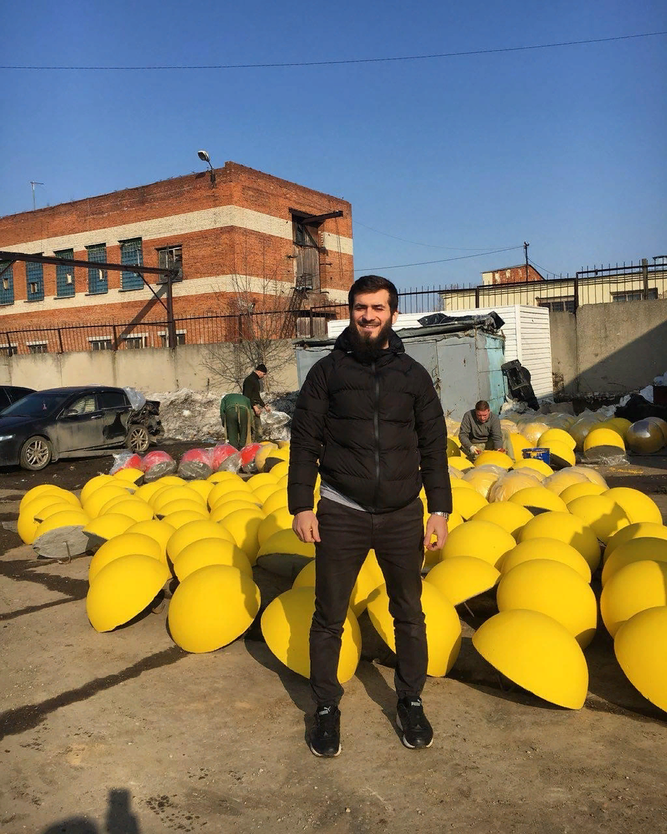 Подкрашиваем бетонные полусферы