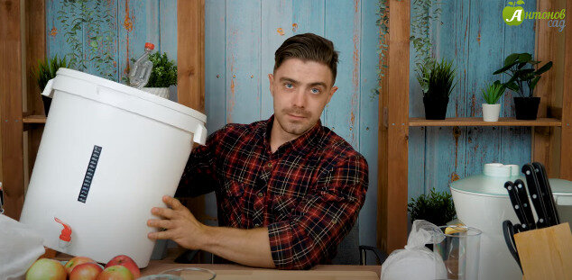 Как сделать вкусный фруктовый напиток в домашних условиях, рассказывает пивовар-любитель Юрий Фурман. 
