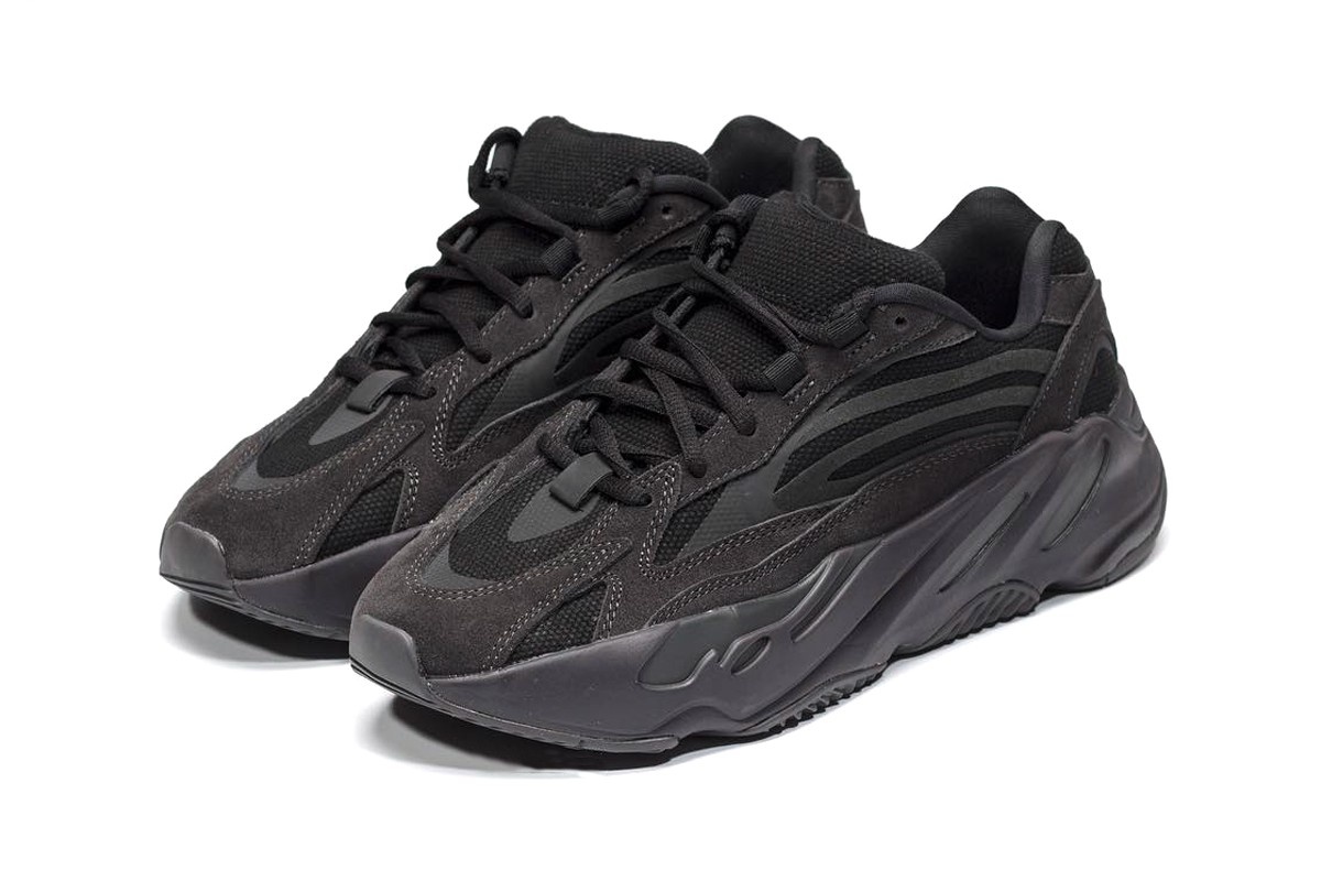 На фото adidas YEEZY BOOST 700 "Utility Black" 