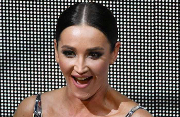 «Я себя знаю — не поумнею»: Бузова на «Камеди Клаб» рассказала о сюрпризах для Харламова


 


Телеведущая и певица решила побороться за сердце завидного холостяка.
Певица и телеведущая Ольга Бузова в эфире шоу «Камеди Клаб» на канале ТНТ заявила, что хочет побороться за сердце юмориста Гарика Харламова, который сейчас одинок. В эфире проекта создали пародию на программу «Давай поженимся».

«Ольга Бузова. Суперзвезда. Певица. Утверждает, что если Гарик также продолжит относиться к своему здоровью, то она готова прожить с ним эти оставшиеся два-три года. Оленька всегда мечтала о мужчине, у которого грудь больше, чем у нее. Это песня, а не девочка. Просто цветочек», — заявил ведущий шоу, перевоплотившийся в образ актрисы Ларисы Гузеевой.
«Дело в том, что я всегда хотела попробовать секс втроем. А с Гариком секс втроем можно осуществить вдвоем», — с ходу заявила Бузова. «Оленька, у тебя же есть парень. Молодой относительно Гарика человек. Ты встречаешься с Давой», — заявил ведущий.
«Да, я с ним поговорила. Он не против. Ладно, шучу. Конечно, я с ним не говорила, но он не против. Вот мне все говорят: «Оля, зачем тебе это надо? Ты поумнеешь и пожалеешь». Но я себя знаю — не поумнею. Я приготовила жениху два сюрприза. Первый. Мы будем жить втроем с Давой. Второй еще лучше. Ты каждое утро будешь просыпаться под мой новый альбом. Вживую я буду исполнять тебе свои песни».
«Ты жесткая. Ты что белорусский ОМОН?» — ответил на это ведущий.В конце сценки перед зрителями появился шоумен Тимур Батрутдинов, давний друг Бузовой и Харламова. «Что тебе во мне не хватало Гарик. Забудь про меня», — заявил он и бросил цветы в товарища.
Напомним, что Гарик Харламов развелся с актрисой Кристиной Асмус...
