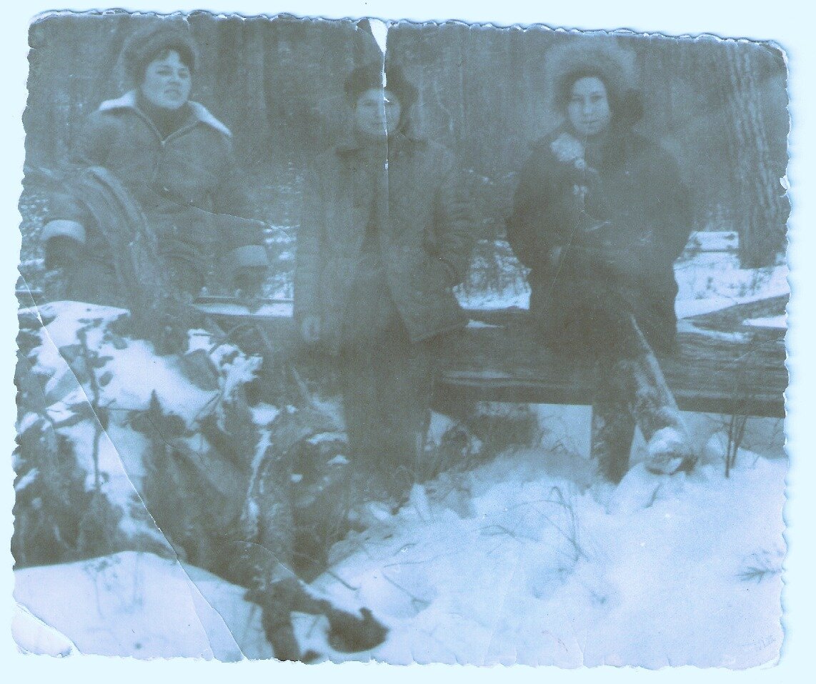 Молодая учительница приехала в поселок Звездный. В рабочем общежитии она познакомилась с соседками по комнате