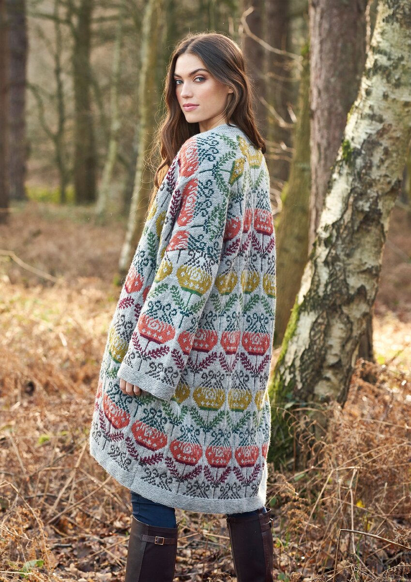 Пальто Лунный цветок от Мартина Стори, источник фото: https://knitrowan.com/en/designs-patterns/moonflower-coat